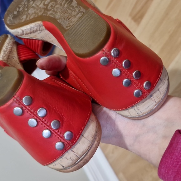 Womens UGG red leather sandals with leather insoles - Picture 7 of 8